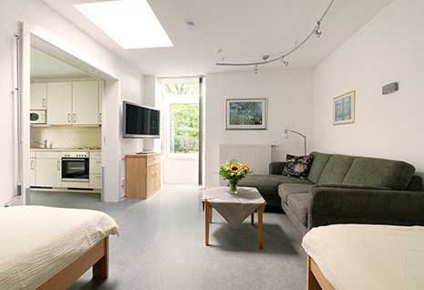 Foto: Schlafraum und Küche des Messeapartments