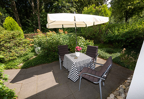 Foto: Terrasse mit Sitzgelegenheit