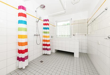Foto: Dusche und Badewanne des Apartments